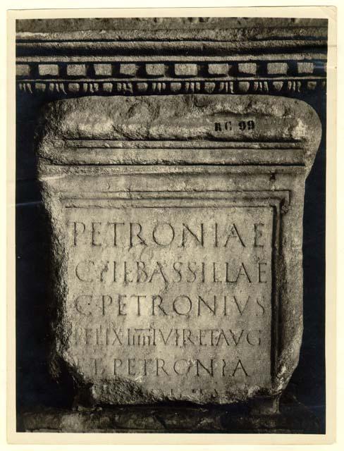 Ara con iscrizione in lingua latina di età imperiale