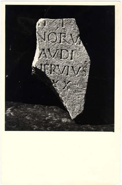 Frammento di stele con iscrizione militare in lingua latina di età imperiale