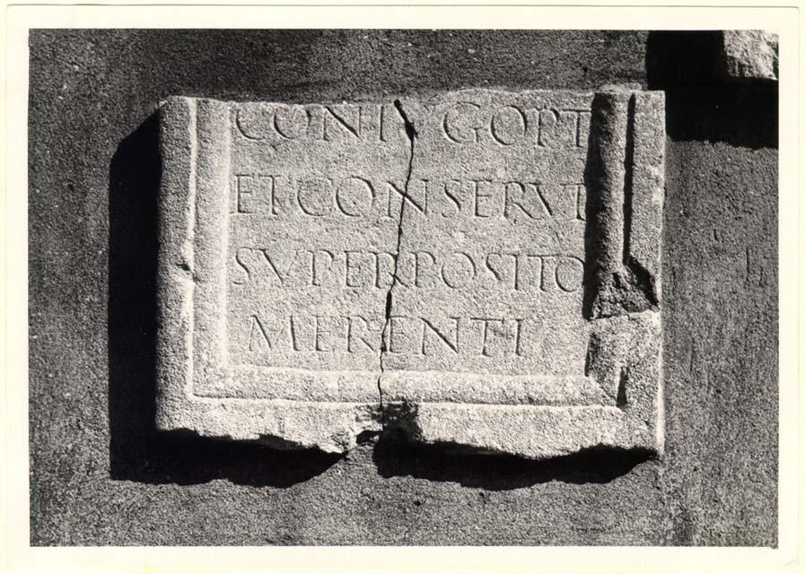 Frammento d'iscrizione sepolcrale in lingua latina di età imperiale