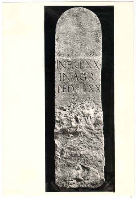 Cippo-base senza nome con iscrizione in lingua latina di età imperiale