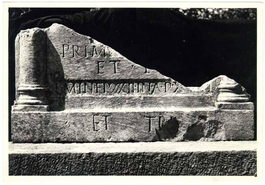 Parte di stele con iscrizione in lingua latina di età imperiale