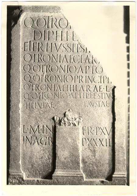 Stele con iscrizione in lingua latina di età imperiale