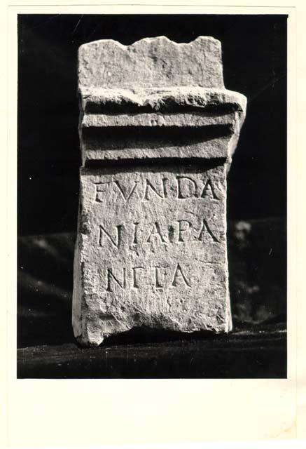 Frammento di ara con iscrizione in lingua latina di età imperiale