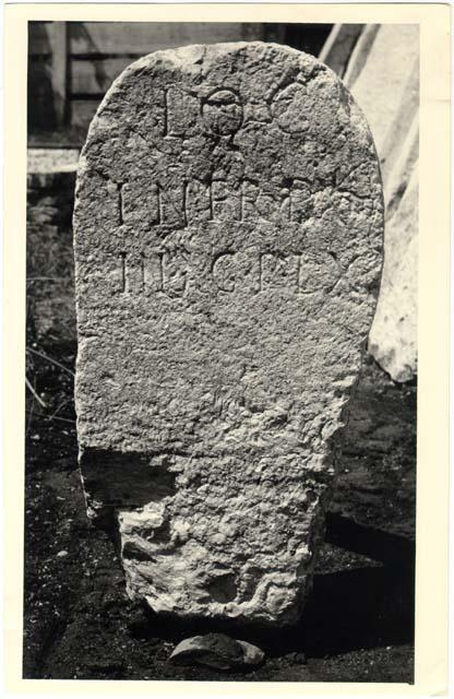 Cippo-base senza nome con iscrizione in lingua latina di età imperiale