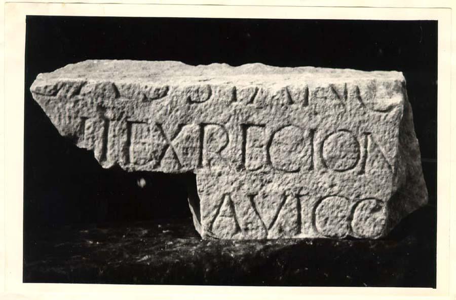 Frammento di sarcofago con iscrizione in lingua latina di età imperiale