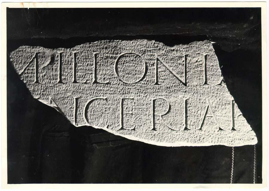 Frammento di sarcofago con iscrizione in lingua latina di età imperiale