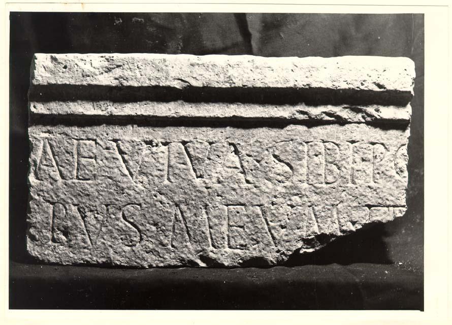Frammento d'iscrizione sepolcrale in lingua latina di età imperiale