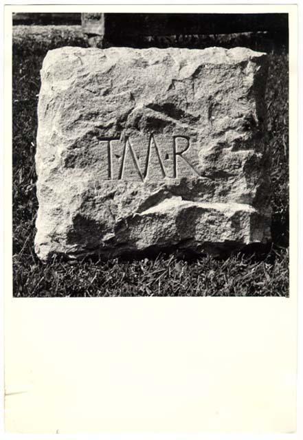 Coperchio di urna con iscrizione in lingua latina di età imperiale