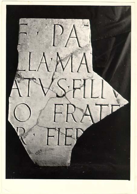 Frammento d'iscrizione sepolcrale in lingua latina di età imperiale