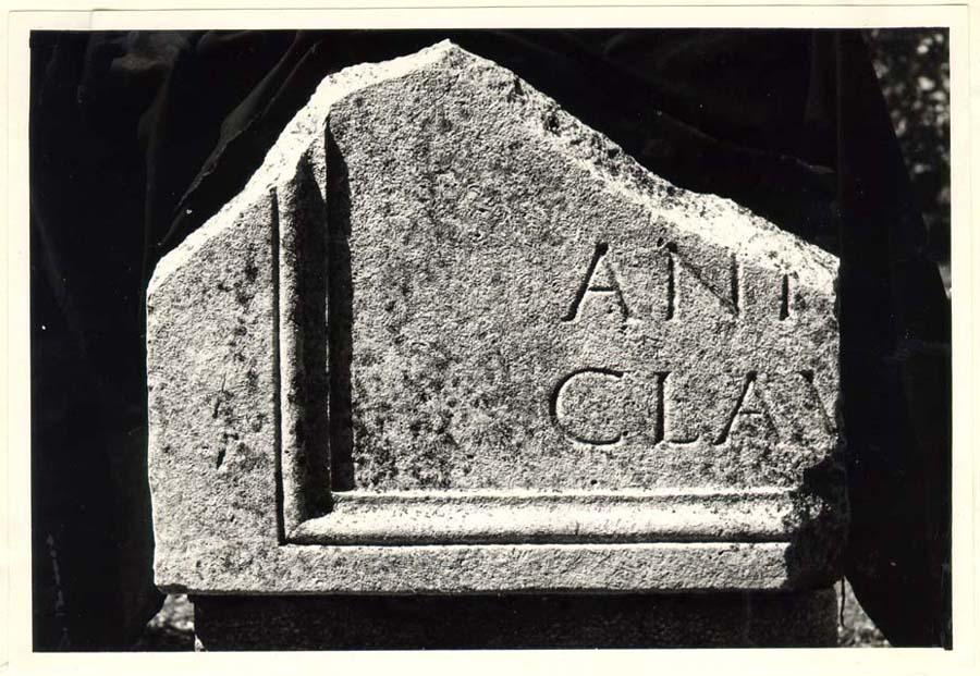 Frammento di base con iscrizione in lingua latina di età imperiale