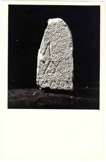 Frammento di cippo-base senza nome con iscrizione in lingua latina di etàimperiale