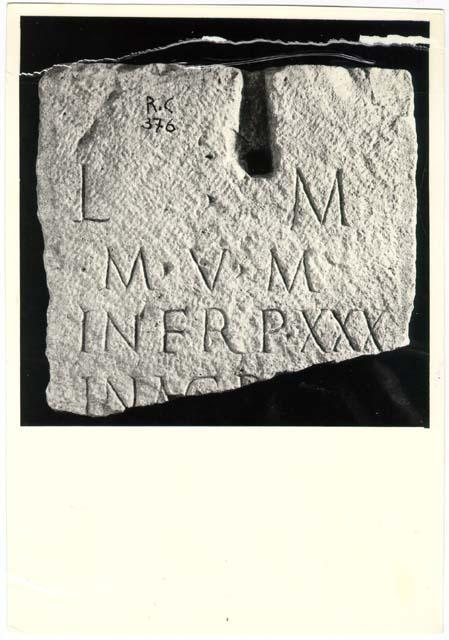 Frammento di cippo terminale con iscrizione in lingua latina di età imperiale