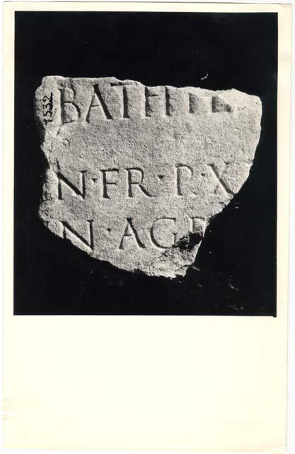 Frammento di cippo terminale con iscrizione in lingua latina di età imperiale