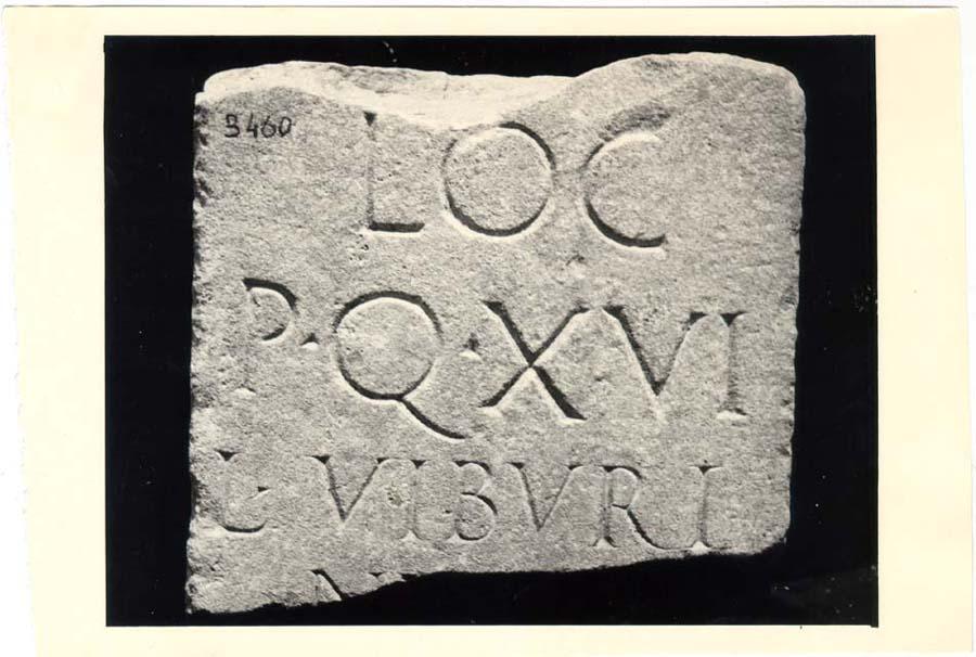 Frammento di cippo terminale con iscrizione in lingua latina di età imperiale