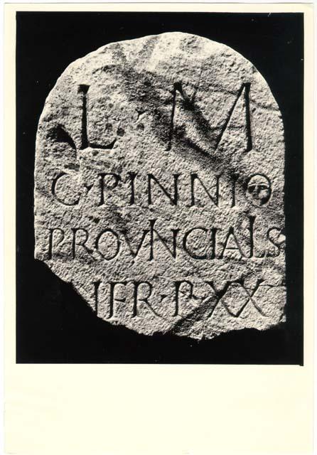 Frammento di cippo terminale con iscrizione in lingua latina di età imperiale