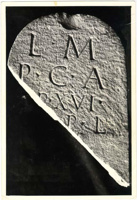 Frammento di cippo terminale con iscrizione in lingua latina di età imperiale
