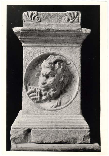 Ara decorata con figura di età imperiale