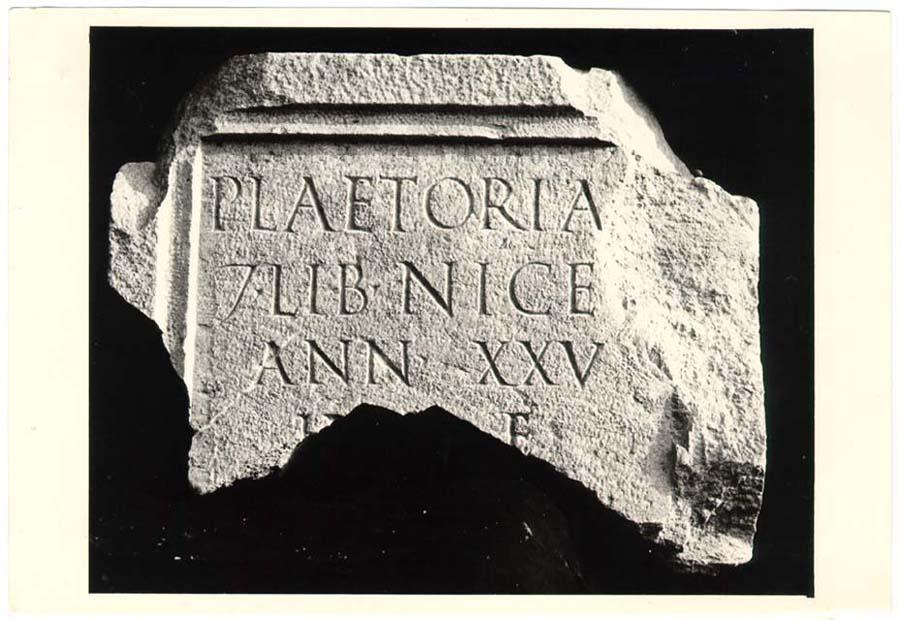 Parte di stele con iscrizione in lingua latina di età imperiale