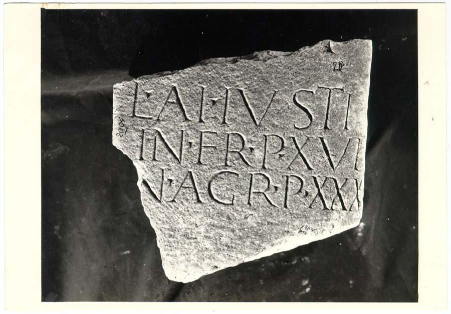 Frammento di cippo terminale con iscrizione in lingua latina di età imperiale