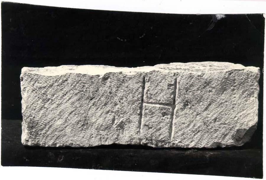 Frammento di cippo-base senza nome con iscrizione in lingua latina di etàimperiale