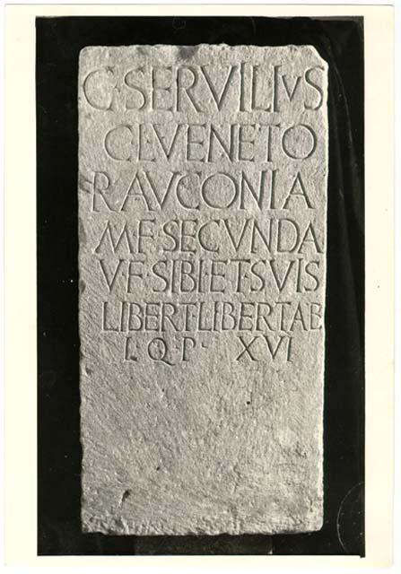 Stele con iscrizione in lingua latina di età imperiale