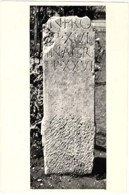 Frammento di cippo-base senza nome con iscrizione in lingua latina di etàimperiale