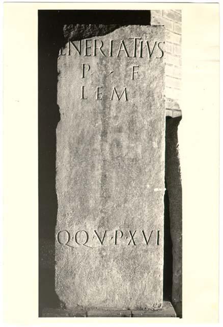 Stele con iscrizione in lingua latina di età imperiale