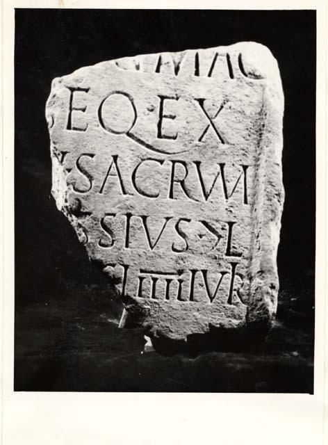 Frammento di ara con iscrizione in lingua latina di età imperiale
