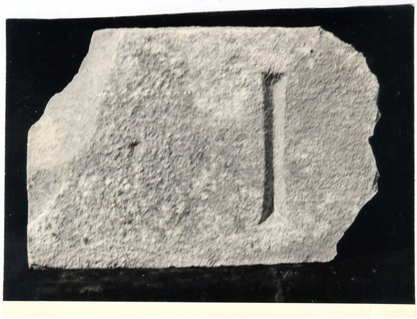 Frammento di cippo-base senza nome con iscrizione in lingua latina di etàimperiale