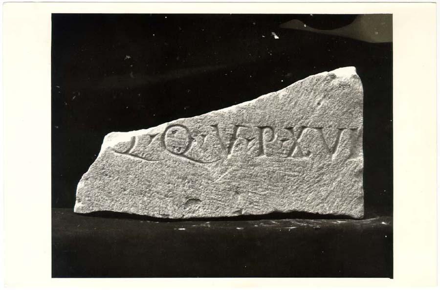 Frammento di stele con iscrizione in lingua latina di età imperiale