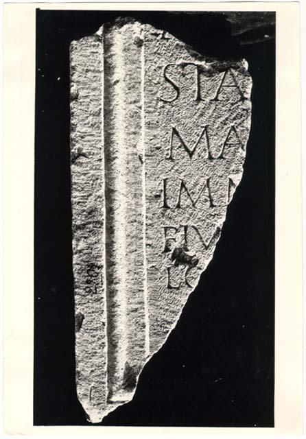 Frammento di stele con iscrizione in lingua latina di età imperiale
