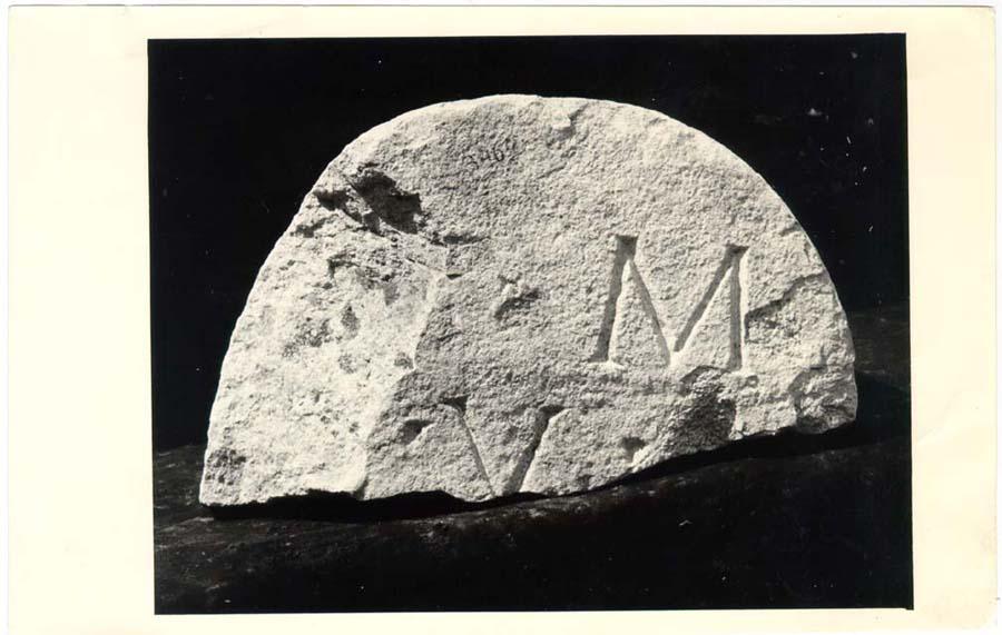 Frammento di cippo terminale con iscrizione in lingua latina di età imperiale
