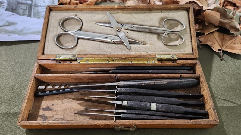 Kit x piccoli interventi chirurgici (1900-1910). E’ costituito da una serie di bisturi di varia foggia con il manico in ebano-main